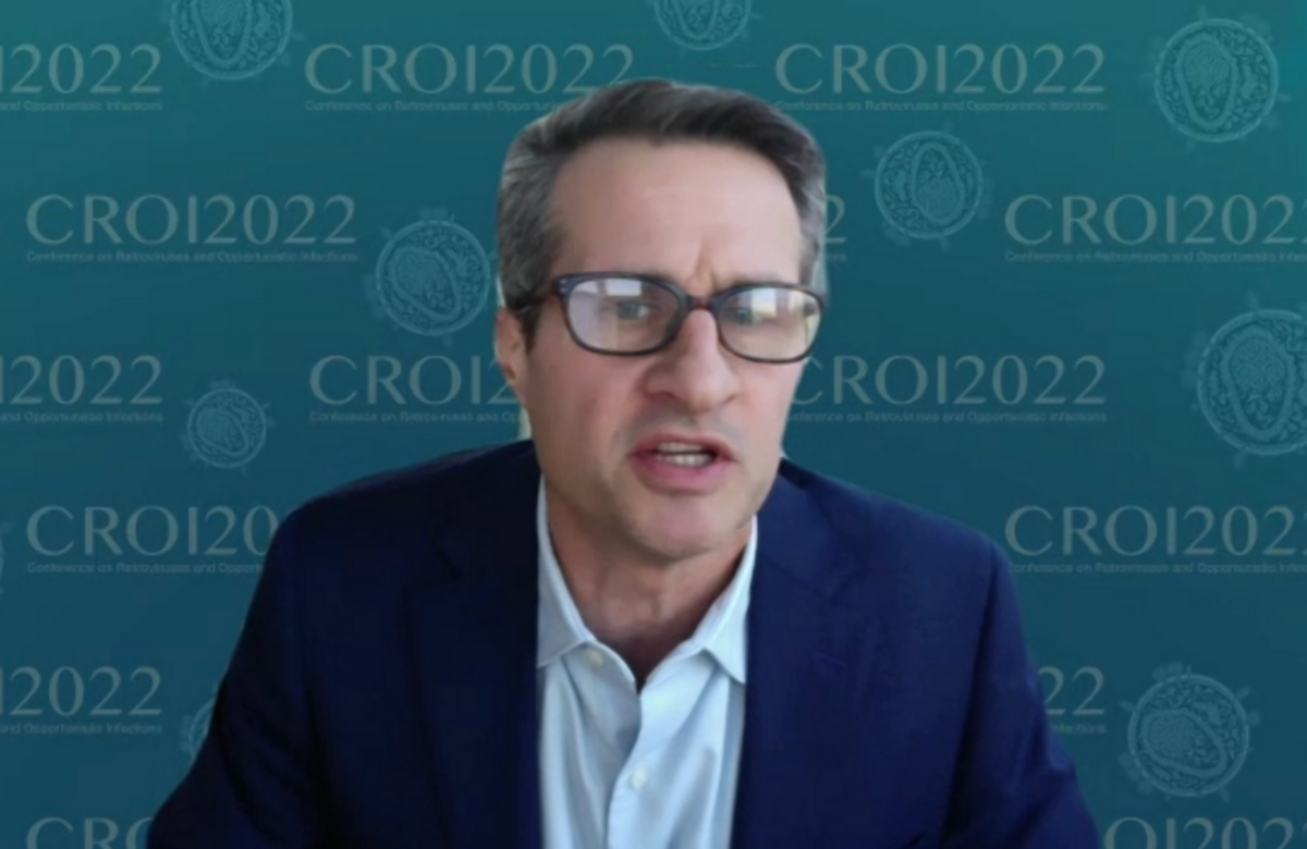 El doctor Roger Shapiro, en la CROI 2022.