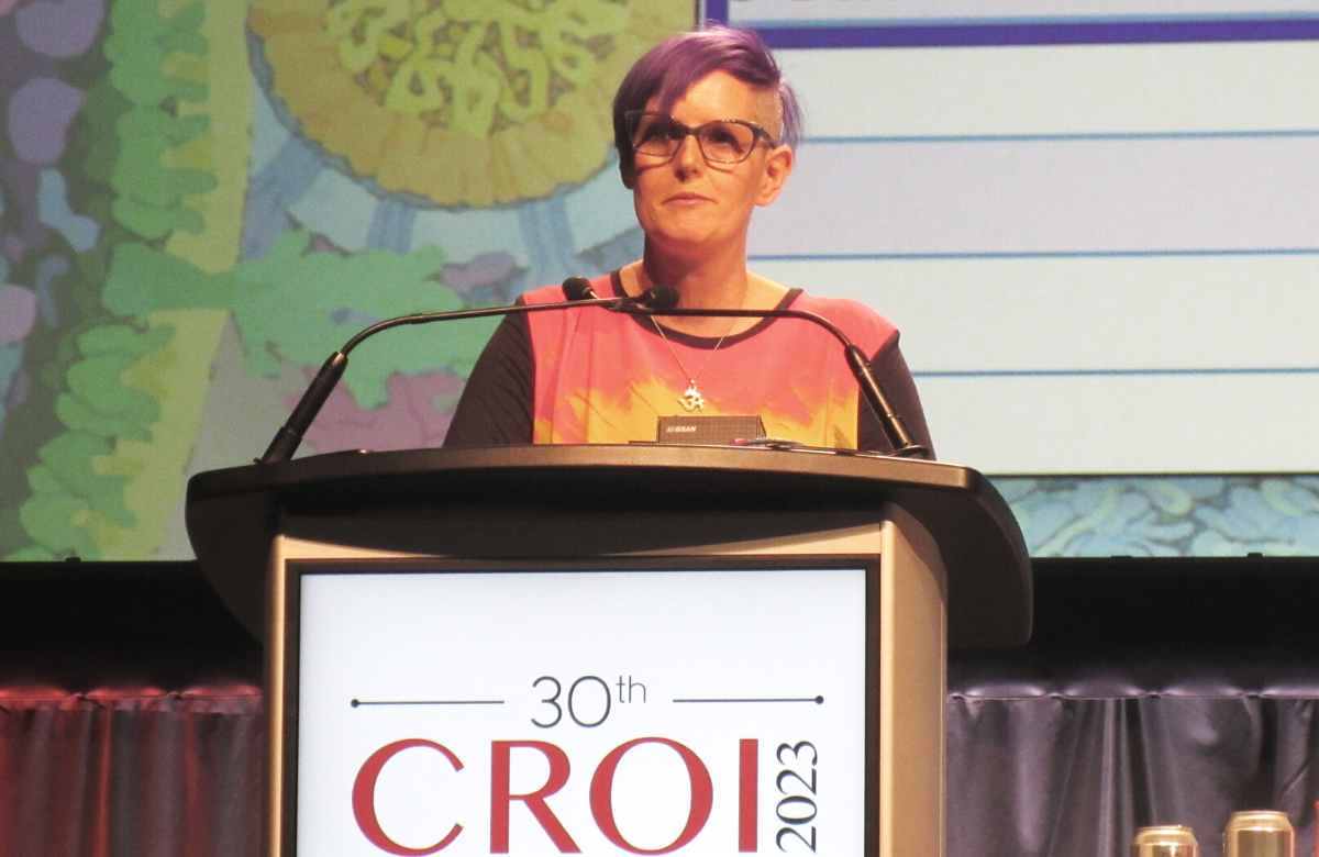 La profesora Chloe Orkin durante su presentación en la CROI 2023. Foto: Liz Highleyman.