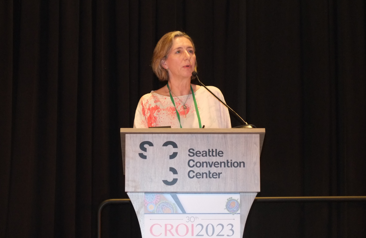 La profesora Gail Matthews en su presentación en la CROI 2023. Foto: Roger Pebody. 