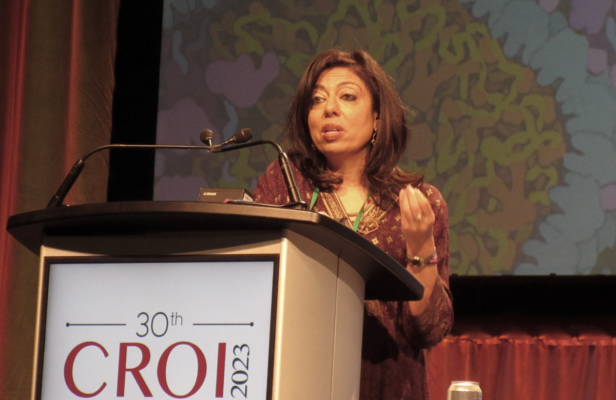 La profesora Monica Gandhi en su presentación en la CROI 2023. Foto: Liz Highleyman. 