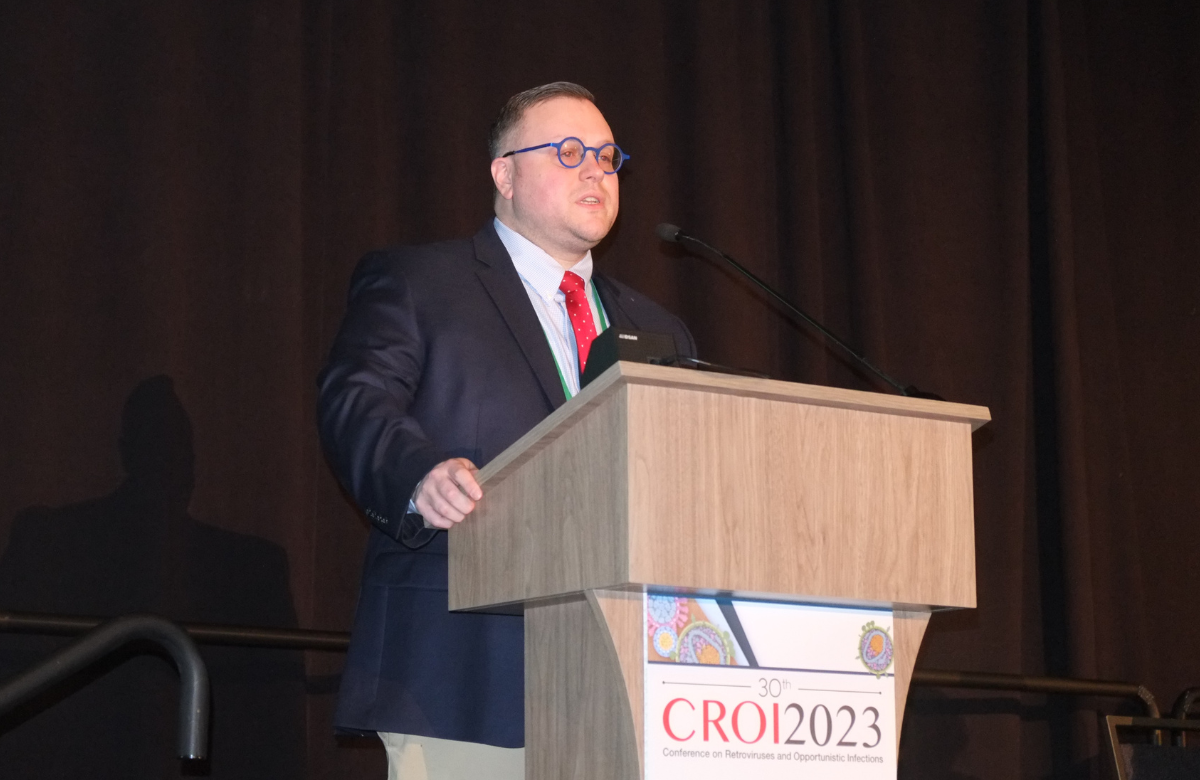 El profesor Mark Marzinke en su presentación en la CROI 2023. Foto: Roger Pebody.