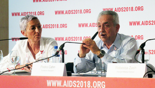  Pedro Cahn y Linda-Gail Bekker, durante la AIDS 2018. Foto: Liz Highleyman. 