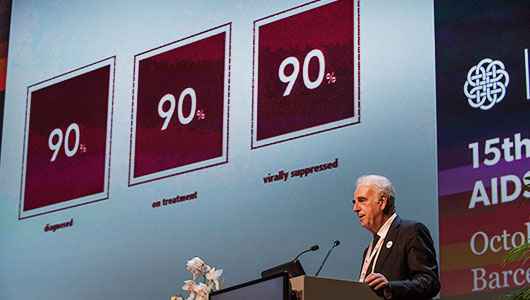 Michel Kazatchkine, durante su presentación en la EACS 2015. Créditos de la imagen: mtvisuals.com