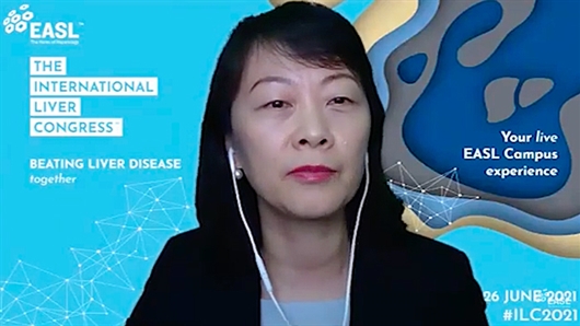 La profesora Li Xu, en su intervención en el Congreso Internacional del Hígado 2021.