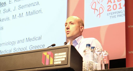 Georgios Nikolopoulos, de la Universidad de Atenas en su presentación en la AIDS 2014. Imagen: Roger Pebody (aidsmap.com).