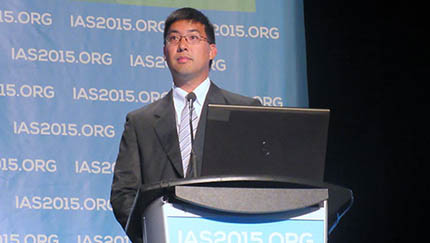 Carey Hwang, en la IAS 2015. Foto: Liz Highleyman, hivandhepatitis.com 