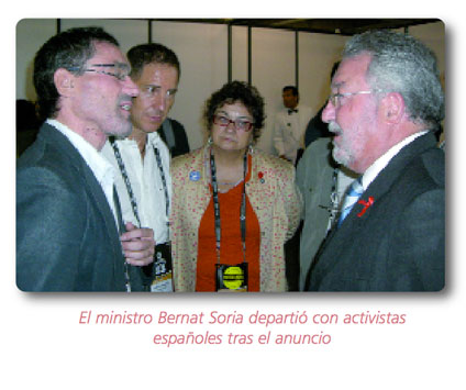 FOTO: El ministro Bernat Soria y activistas del VIH en México 2008