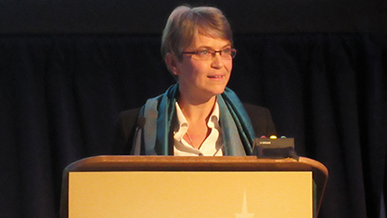 Christine Danel en su intervención en la CROI 2015. Foto: Liz Highleyman, hivandhepatitis.com