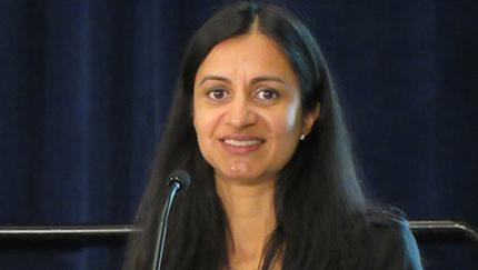 N Sarita Shah en su intervención en la CROI 2015. Foto: Liz Highleyman, hivandhepatitis.com