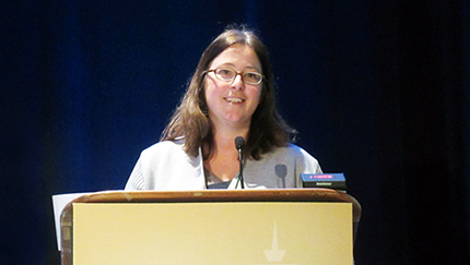 Julie Fox, en su presentación en la CROI 2015. Foto: Liz Highleyman, hivandhepatitis.com 