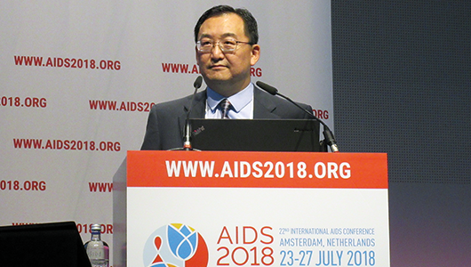 Alan Go, en su intervención en la AIDS 2018. Foto: Liz Highleyman.