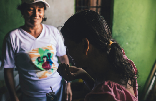 Imagen: Profesional sanitario atiende a una persona con tuberculosis. Organización Panamericana de la Salud (PAHO, en sus siglas en inglés). Creative Commons licence.