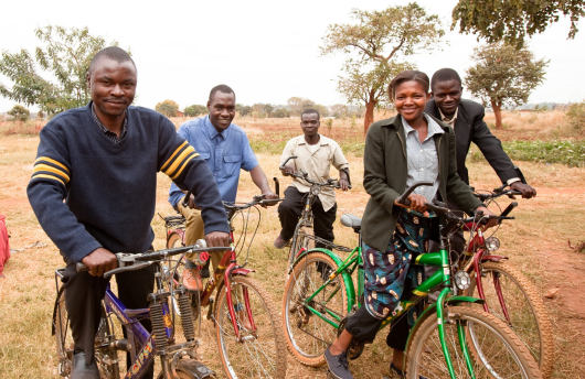 Imagen: Trabajadores de la salud comunitarios en bicicleta para visitar a pacientes. Baylor College of Medicine Children's Foundation-Malawi / Chris Cox. Creative Commons licence.