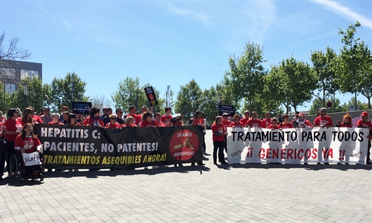 Activistas exigiendo el acceso al tratamiento frente a la hepatitis C en ILC 2016. Foto: Liz Highleyman, hivandhepatitis.com 
